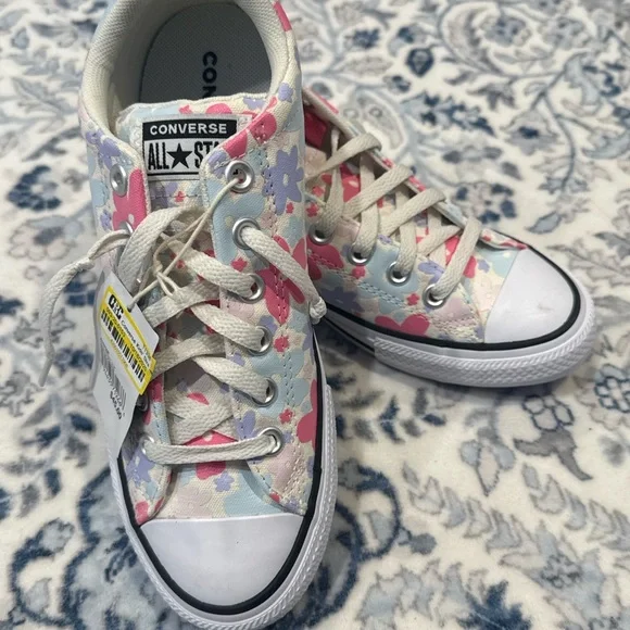 Converse Kids' Floral Sneakers - size 5 kids fits women’s 7 - Picture 2 of 6